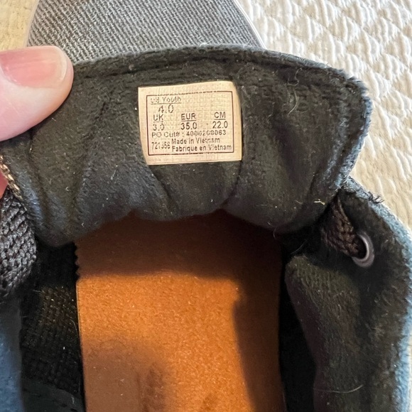 Vans in denim. Size 4 for kids. Like new condition. Stonewashed black. - Picture 7 of 7